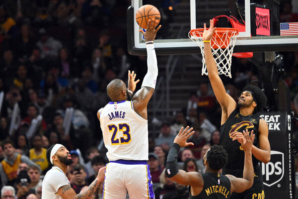 Versus / LeBron James se lleva victoria y homenaje en su regreso a Cleveland