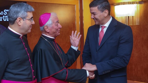 Santiago Peña arriba a Roma para reunirse con el papa Francisco