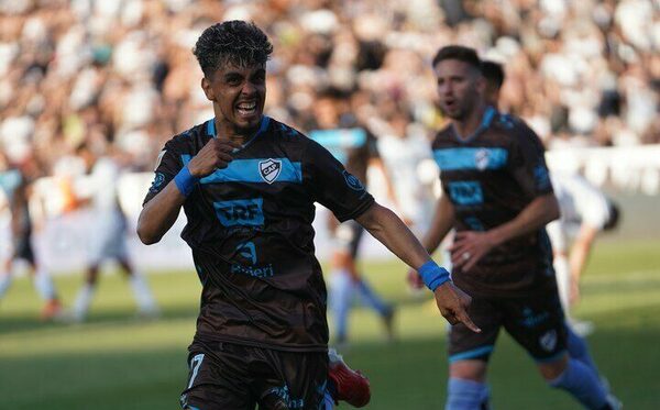 Versus / ¡Pero qué golazo! Ronaldo Martínez hace soñar a Platense con un gran tanto