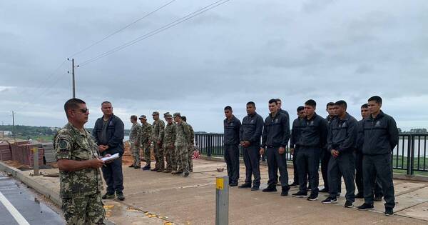 La Nación / Buzos argentinos se unen a la búsqueda de militar desaparecido en arroyo Lambaré