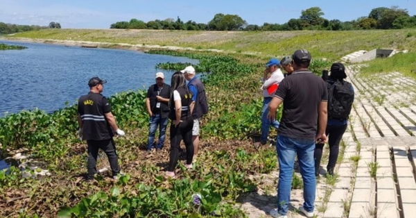 Tomaron muestras de agua en arroyo Ñeembucú ante la mortandad de peces