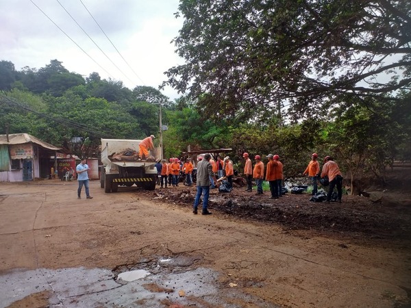 Inician operativo de limpieza en barrio de Ciudad del Este tras inundaciones - ADN Digital