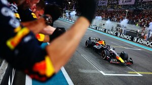 Versus / Max Verstappen gana la última carrera del año y Mercedes se queda con el subcampeonato