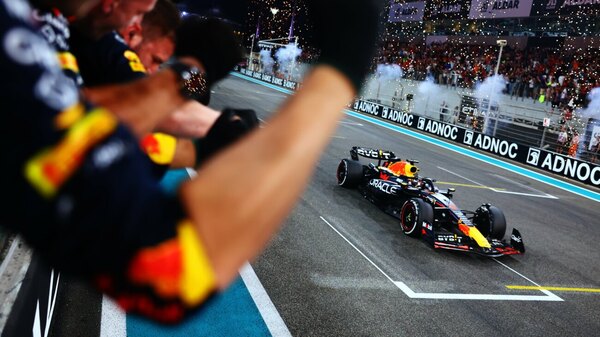 Versus / Max Verstappen gana la última carrera del año y Mercedes se queda con el subcampeonato