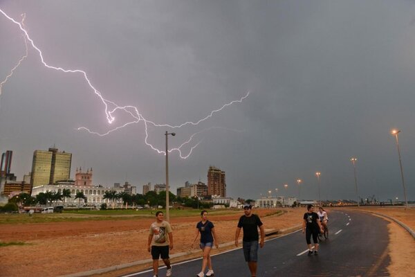 Emiten alerta meteorológica para varios departamentos de ambas regiones del país - trece