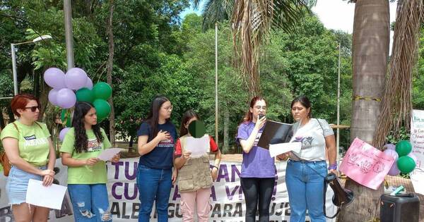 La Nación / En CDE se hizo un acto simbólico contra toda violencia hacia la mujer
