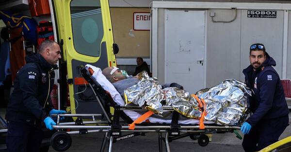 La Nación / Reportan un muerto y doce desaparecidos en naufragio de un carguero en Grecia