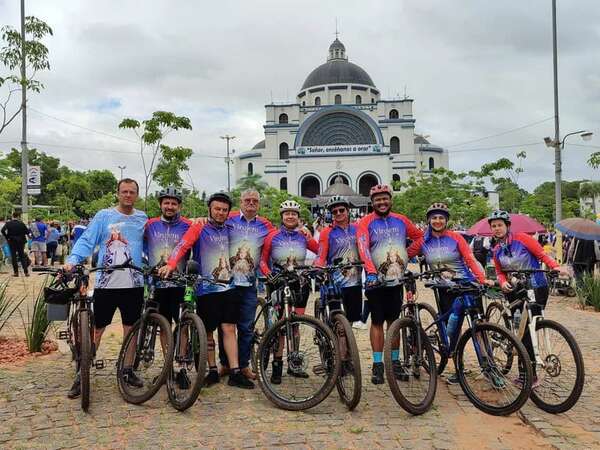 Entusiastas ciclistas de San Alberto llegaron a Caacupé para pagar su promesa - Nacionales - ABC Color