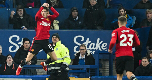 Versus / Manchester United gana 3-0 al Everton con golazo de Garnacho