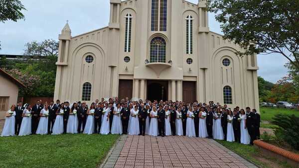 72 parejas unieron su vida en boda comunitaria en Villa Hayes