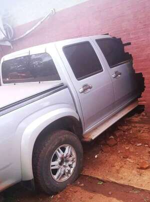 VIDEO: En Carapeguá, perdió el control de su camioneta y se incrustó dentro de una vivienda - Policiales - ABC Color