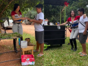 (VIDEO). Laurys Dyva lo hizo otra vez: Le regaló un carrito chururú a un vendedor’i de remedios yuyos