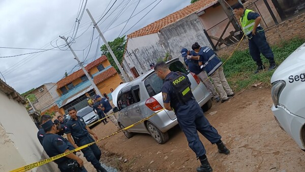 Asaltantes abandonan vehículo robado tras persecución policial