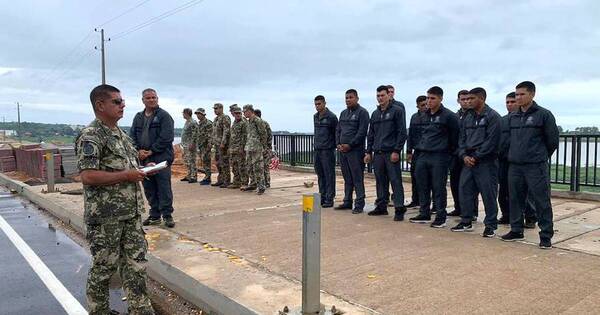 La Nación / Buzos argentinos se unen a la búsqueda de militar