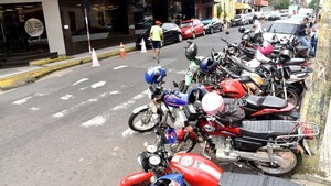 Vista gorda de PMT para motos mal estacionadas en centro de Asunción