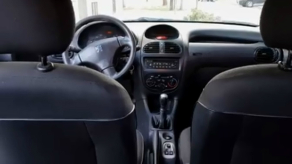 Insólita manera de promocionar el coche