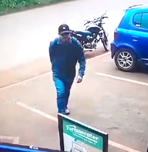 Solitario motochorro roba G. 4 millones durante asalto a farmacia en el km 10 - La Clave