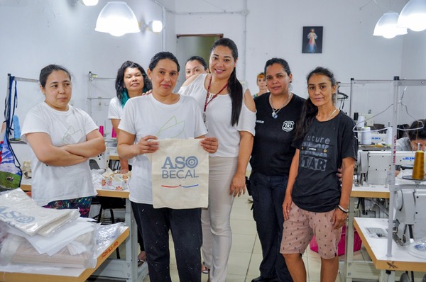 Mujeres privadas de libertad elaboran regalos empresariales para fin de año - .::Agencia IP::.