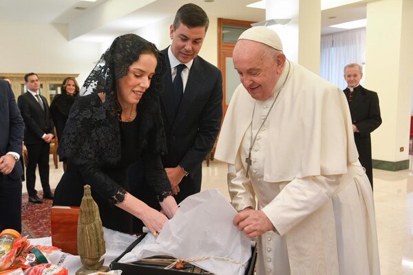 Peña se reúne con el papa Francisco por 25 minutos en un lugar inusual y le da 5 regalos
