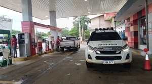 Motochorros asaltan una estación de servicios en Coronel Oviedo - Noticiero Paraguay