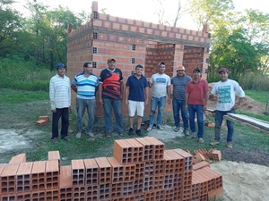 Vecinos de Fracción Arroyito construyen caseta policial para combatir la delincuencia