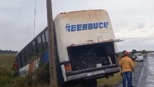 Ómnibus de larga distancia sale de la ruta, termina en la banquina y pasajeros resultan heridos