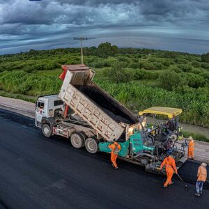 Ruta PY09: siguen los trabajos de pavimentación, señalización y refugio para peatones en el Lote 3