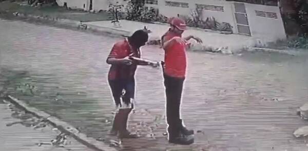 [VIDEO] Brutal asalto a trabajadores de una telefonía a plena luz del día