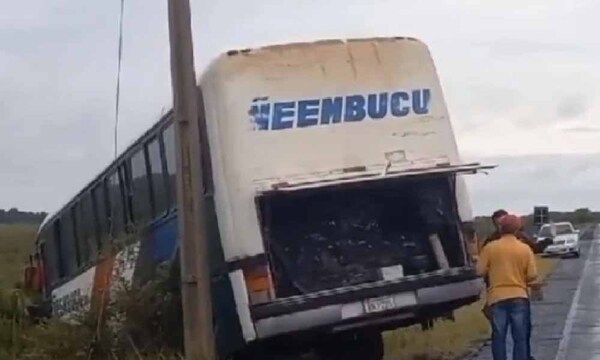 Ómnibus de larga distancia sale de la ruta, termina en la banquina y pasajeros resultan heridos en Misiones – Prensa 5