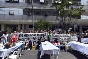 Jubilados convocan a gran concentración frente a la Caja del IPS - Portal Digital Cáritas Universidad Católica