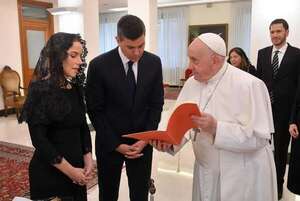 ¿Por qué Leticia Ocampos fue vestida de negro en su visita al papa Francisco? - Gente - ABC Color