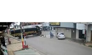 (VIDEO)Camión de gran porte protagonizó accidente fatal tras cruzar en rojo