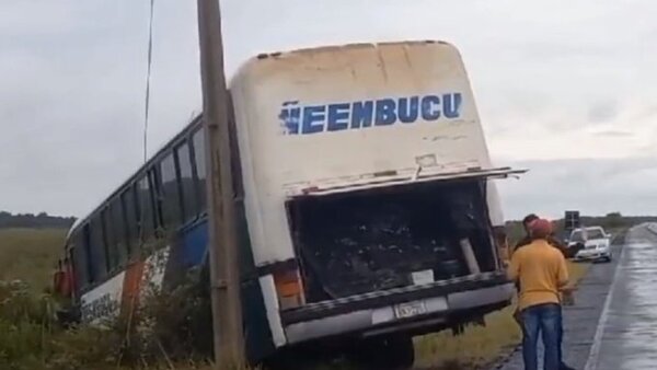 Ómnibus de larga distancia sale de la ruta, termina en la banquina y pasajeros resultan heridos
