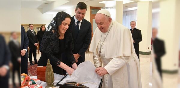El papa Francisco recibe chipa y mate cocido de Santiago Pe帽a, presidente de Paraguay - Revista PLUS