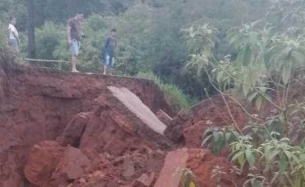 Intensas lluvias causan derrumbe de puente, en Itakyry