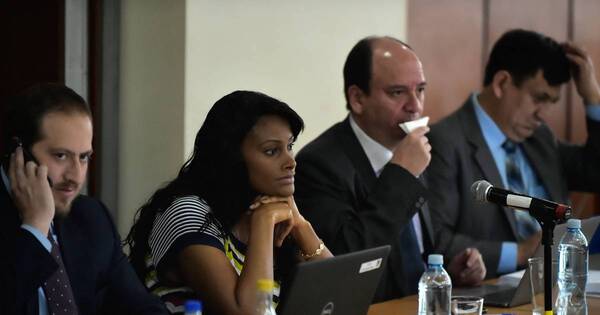 La Nación / Ecuador: impulsan juicio político contra la fiscal general