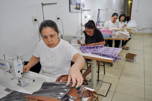 Mujeres privadas de libertad elaboran regalos para las festividades de fin de año