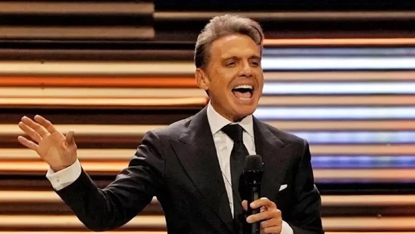Luis Miguel da un salto y cae de espaldas en un concierto