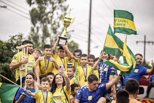 Los bicampeones nacionales son recibidos de una manera fabulosa - La Clave