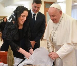 El Poncho Para’i, la joya artesanal paraguaya que el presidente Peña entregó al Papa Francisco