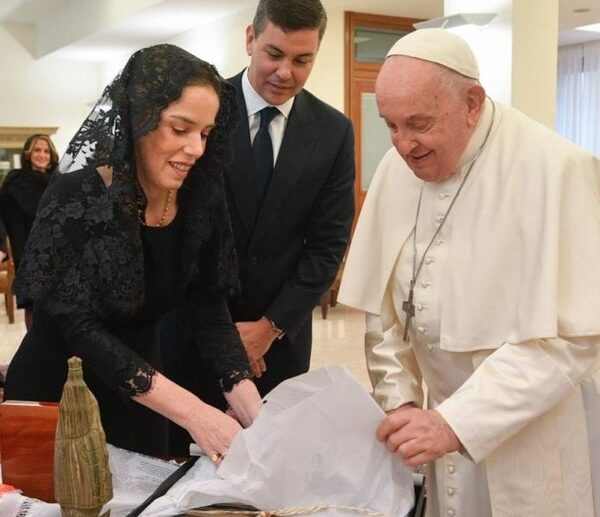 El Poncho Para’i, la joya artesanal paraguaya que el presidente Peña entregó al Papa Francisco