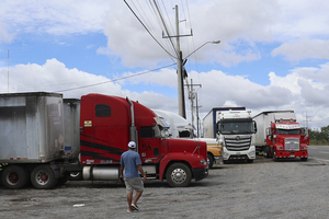 Camioneros varados en Panamá por la crisis minera denuncian condiciones "inhumanas" - MarketData