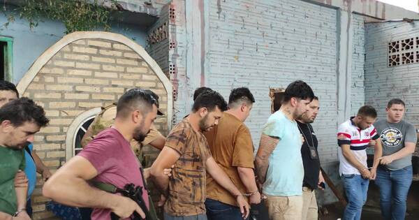La Nación / Policía irrumpe en “aguantadero” y detiene a siete miembros de banda criminal