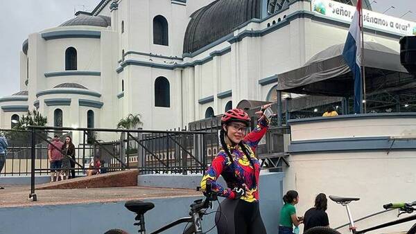 La modelo Ana Rios llega pedaleando a visitar a la Virgen de Caacupé