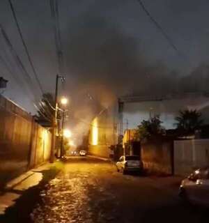 Incendio de depósitos en Fernando de la Mora - Policiales - ABC Color