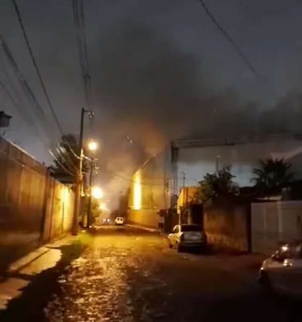 Incendio de depósitos en Fernando de la Mora - Policiales - ABC Color
