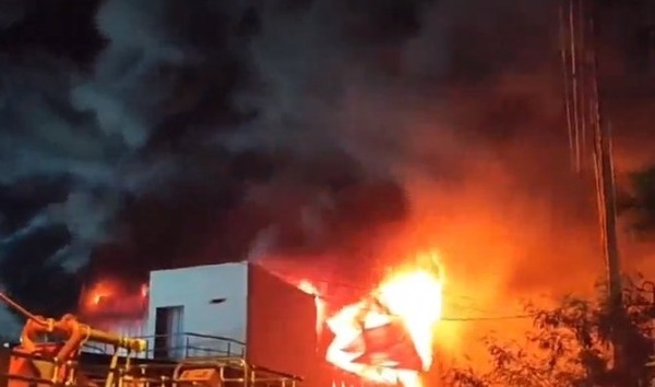 Diario HOY | Incendio en tres depósitos, uno almacenaba máquinas de votación, informan