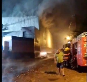 Feroz incendio en Fernando de la Mora | 1000 Noticias