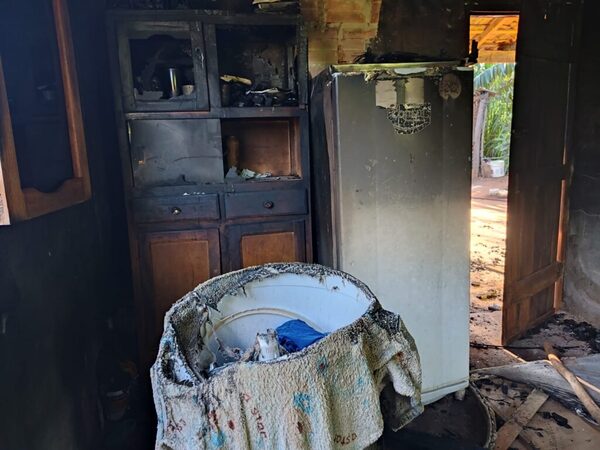 Una mujer perdió todo tras incendio de su vivienda