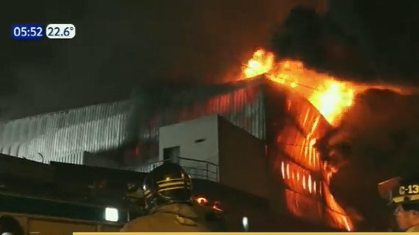 Incendio consume tres depósitos en Fernando de la Mora - Noticias Paraguay